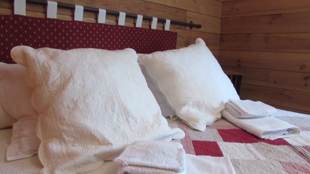 Chambre de la chambre et table d'hôtes La Ferraz présente sur l'annuaire En Escapade