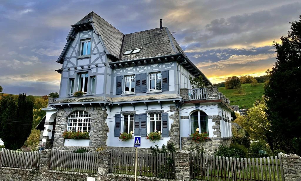 Devanture de la chambre d'hôtes Les Ecrins