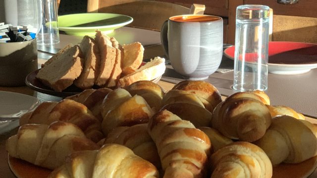 Petit Déjeuner servi dans une chambre d'hotes en France