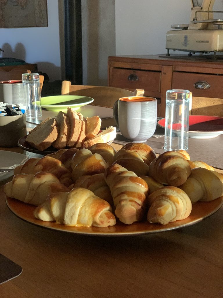 Petit Déjeuner servi dans une chambre d'hotes en France
