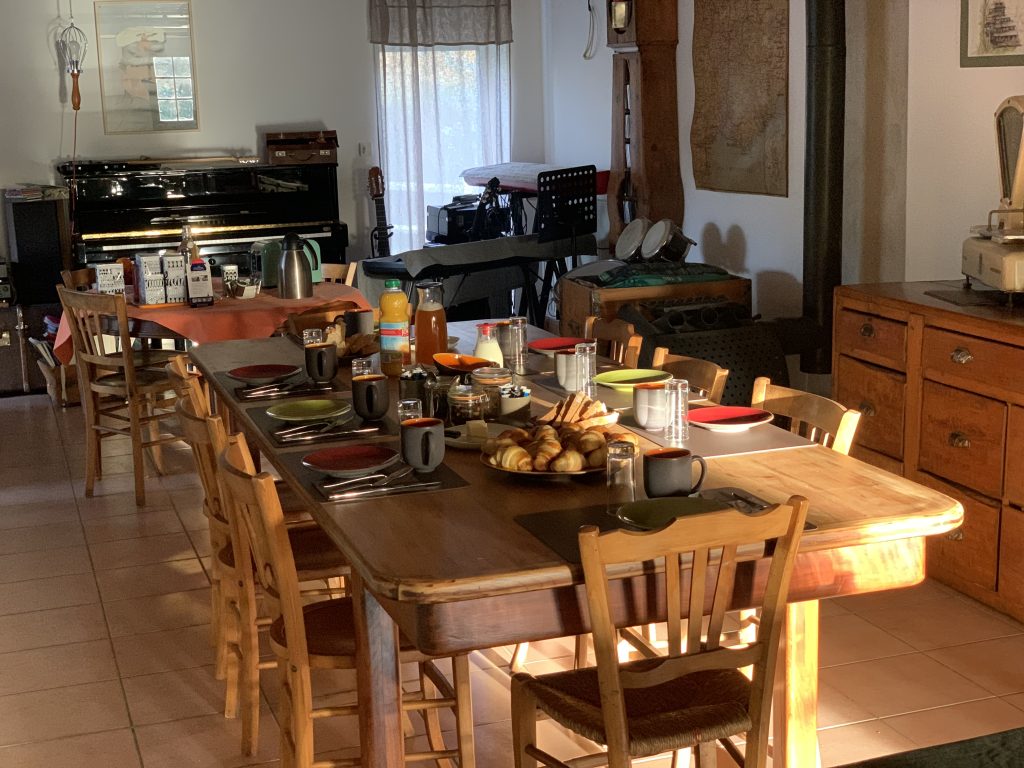 Petit Déjeuner servi dans une chambre d'hotes en France