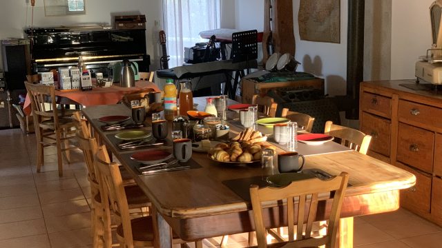 Petit Déjeuner servi dans une chambre d'hotes en France