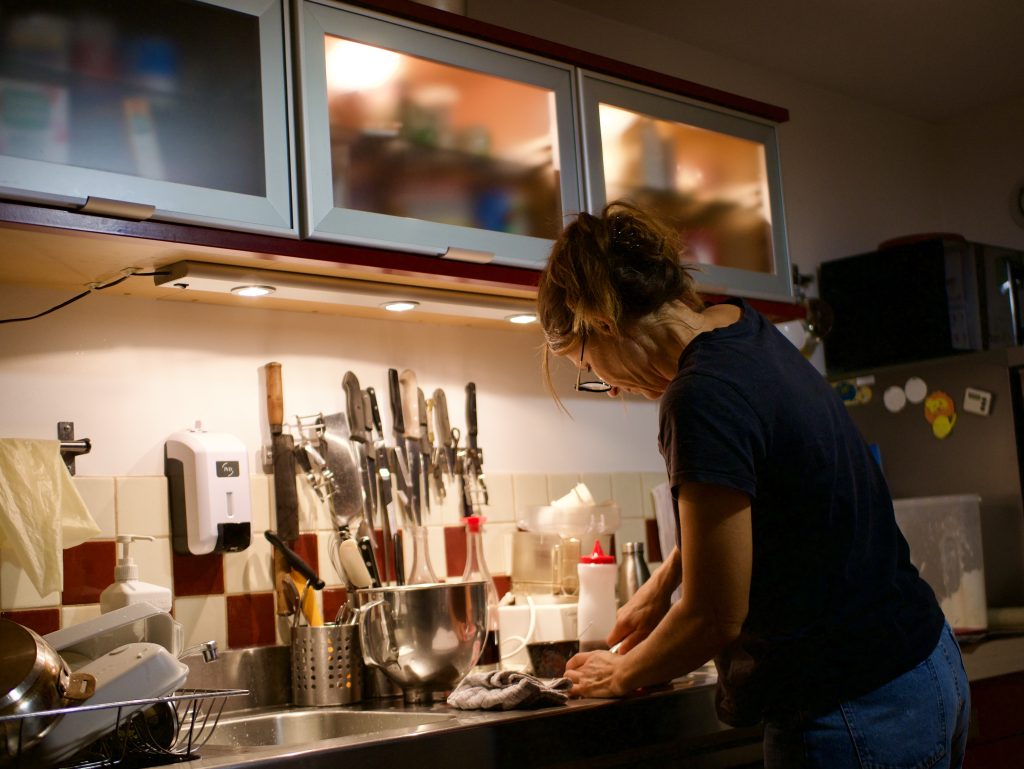 Femme qui cuisine pour la table d'hôtes