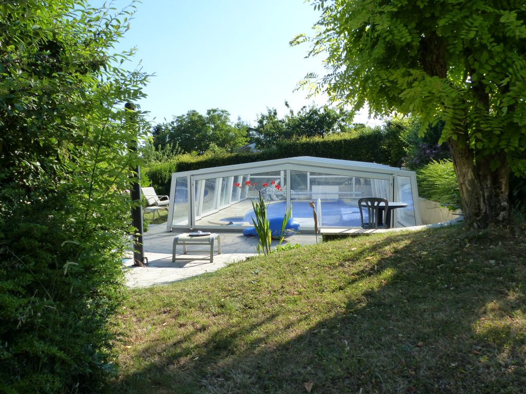 Piscine en extérieure mais couverte de la Chambre d'hôte La Marjolaine